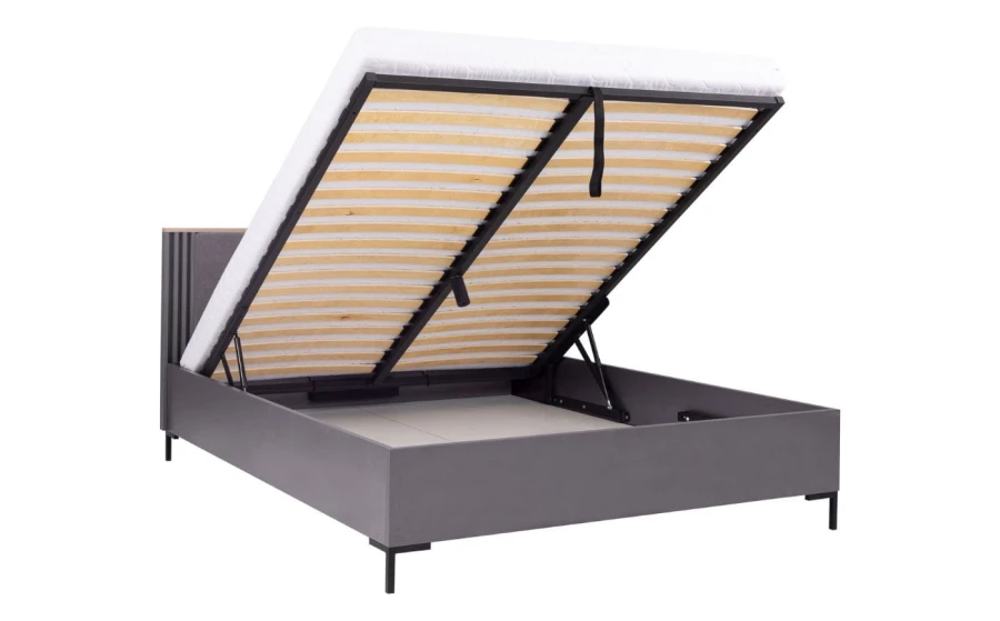 Funktionales Bett mit Bettkasten und hochklappbarem Lattenrost für zusätzlichen Stauraum.