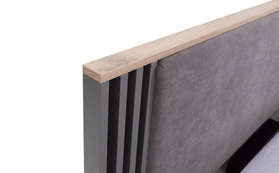 Detailansicht eines modernen Bettkopfteils in Holzoptik mit grauen Lamellen.