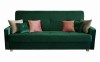 Elegantes grünes Samtsofa mit dekorativen rosa und beigen Kissen auf hellem Hintergrund.