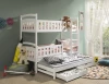Weißes Etagenbett mit drittem Ausziehbett im gemütlich eingerichteten Kinderzimmer.