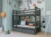 Grijs stapelbed in de kinderkamer met behang met dierenmotief en twee bedladen.
