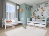 Zwei weiße Einzelbetten für Kinder, umgebaut aus einem teilbaren Etagenbett.