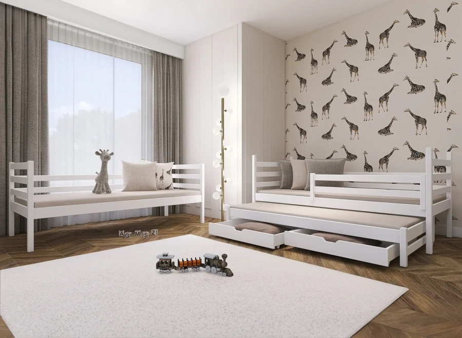 Helles Kinderzimmer mit weißem Etagenbett, ausziehbarem Gästebett und dekorativer Giraffentapete.