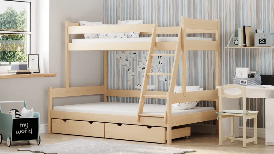 Etagenbett aus Naturholz mit integrierter Leiter in einem hellen Kinderzimmer.