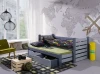 Modernes graues Kinderbett mit Ausziehfunktion und Stauraumschubladen in einem hellen Kinderzimmer.