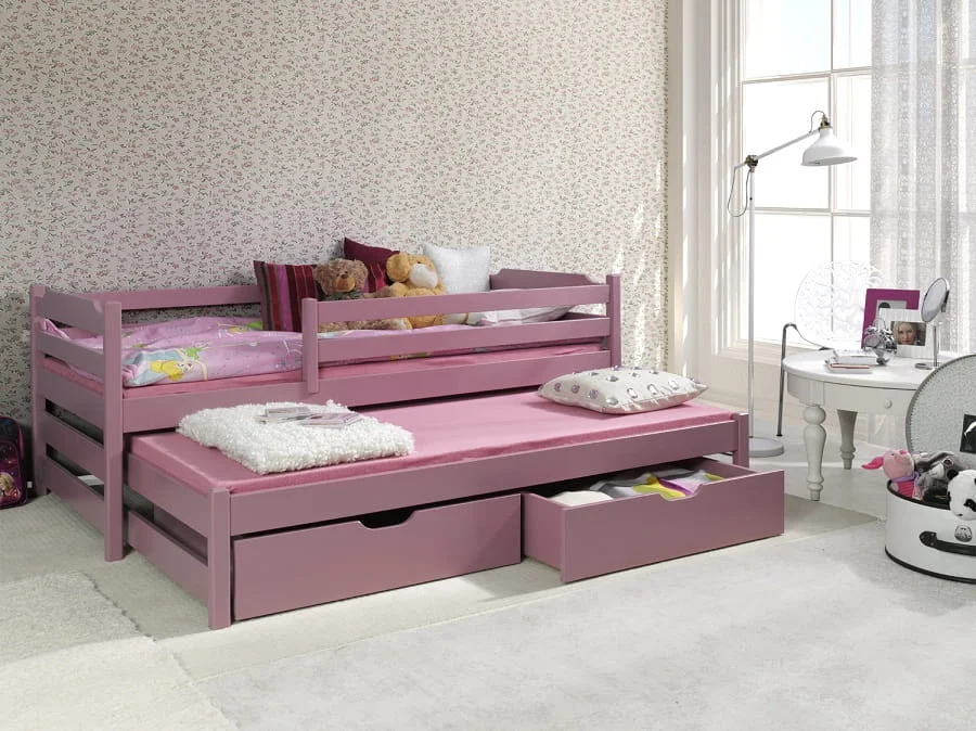 Gemütliches Mädchenzimmer mit rosa Funktionsbett, Ausziehbett und Stauraum.