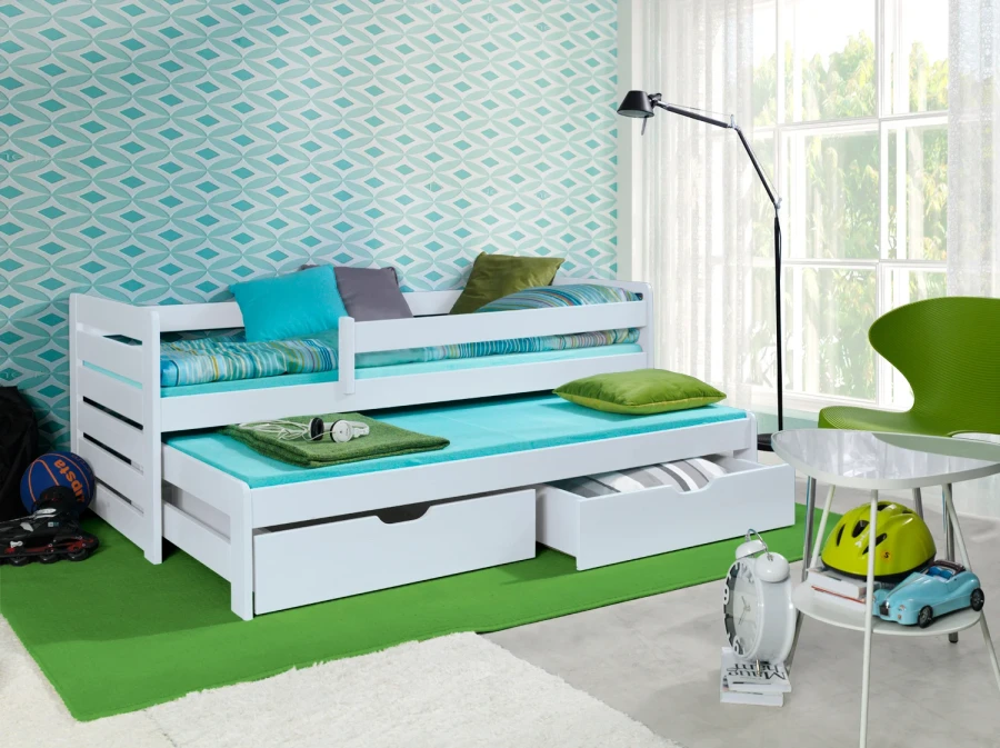 Weißes Kinderbett mit Ausziehbett und Stauraumschubladen in hellem Zimmer.