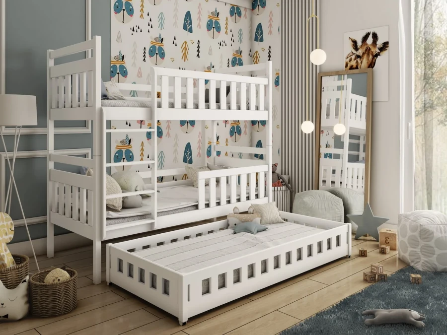 Weißes Etagenbett mit ausziehbarem Gästebett für drei Personen im modernen Kinderzimmer.