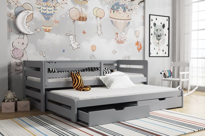 Ausziehbares Kinderbett in Grau im Kinderzimmer mit Tiermotiven an der Wand.