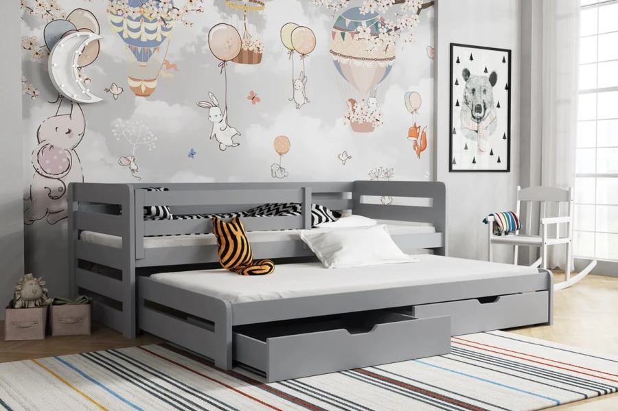Graues Kojenbett im Kinderzimmer mit Tiermotiv-Tapete, Bett mit Gästebettfunktion.