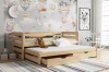 Kiefernfarbenes Funktionsbett für Kinder mit Ausziehbett und Schubladen in verspieltem Zimmer.