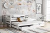 Weißes Kinderbett mit Gästebett und Stauraumschubladen im modernen Kinderzimmer.