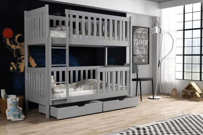 Grijs stapelbed in een kamer met ruimtethema met ladder en twee geïntegreerde lades.