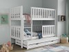 Weißes Doppelstockbett mit ausziehbarem Gästebett und Rausfallschutz im hellen Kinderzimmer.
