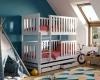 Modernes weißes Stockbett mit Schubladen im Kinderzimmer mit blauem Hintergrund und Tipi-Zelt.