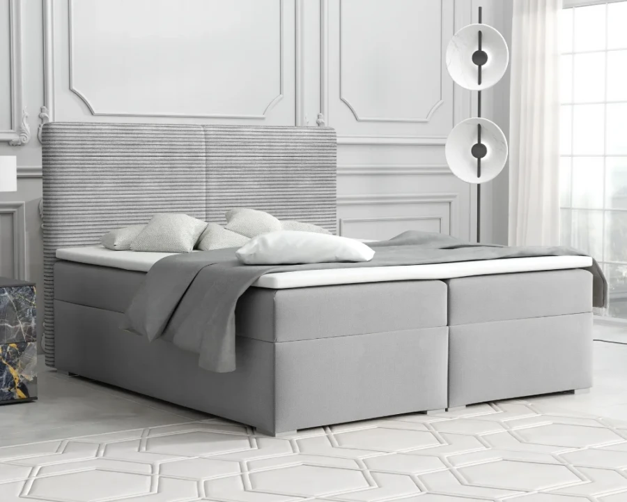 Graues Boxspringbett mit hohem gestreiftem Kopfteil in modernem Schlafzimmer-Design.