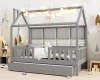 Graues Kinderhausbett mit Lichterkette und Polsterrückwand in einem gemütlichen Spielzimmer.