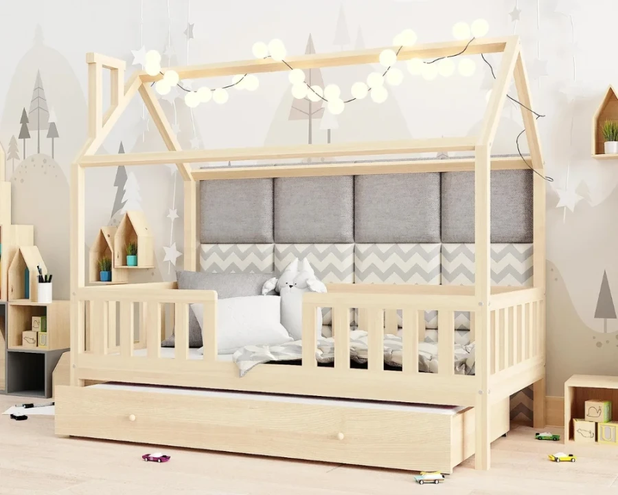 Naturfarbenes Hausbett für Kinder mit Lichterkette und gepolsterter Rückwand im Kinderzimmer.