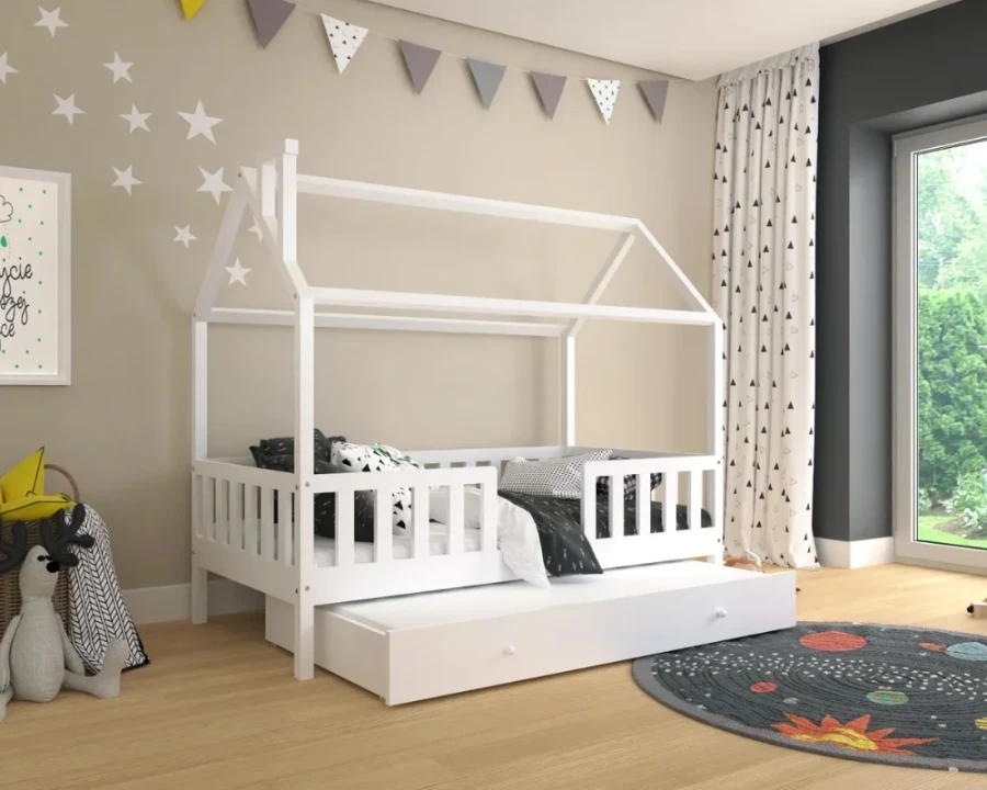 Weißes Kinderhausbett im gemütlichen Kinderzimmer mit Sternen-Wanddeko