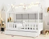Dekoriertes Hausbett für Kinder in Weiß mit Lichterkette und Polsterpaneelen