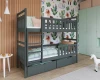 Modernes Etagenbett in Anthrazit in einem stilvoll dekorierten Kinderzimmer.