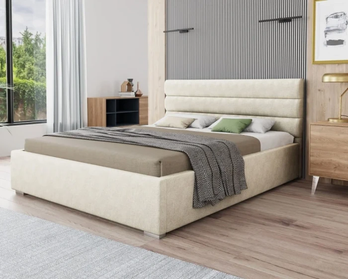 Modernes Polsterbett in Beige mit hohem Kopfteil in heller Schlafzimmerumgebung.