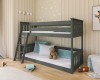 Graues Kinder-Etagenbett in einem hellen Kinderzimmer mit Dekoration.