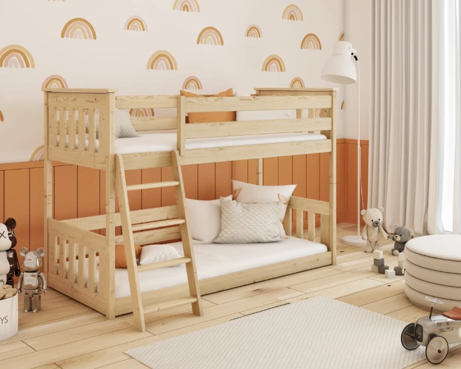 Massivholz-Etagenbett in Kiefer natur für Kinderzimmer mit Regenbogen-Dekor.