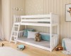 Weißes Etagenbett aus Massivholz in einem gemütlich dekorierten Kinderzimmer.