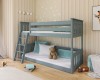 Eingerichtetes Kinderzimmer mit grauem Hochbett, gemütlichen Kissen und Teddybär.
