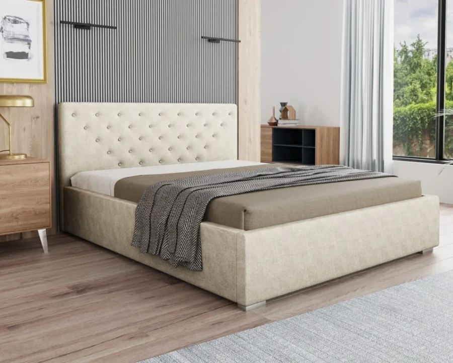 Beiges Polsterbett mit dekorativer Knopfheftung und modernem Design.