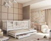 Hell eingerichtetes Kinderzimmer mit weißem Funktionsbett und ausziehbarer Gästeliege.