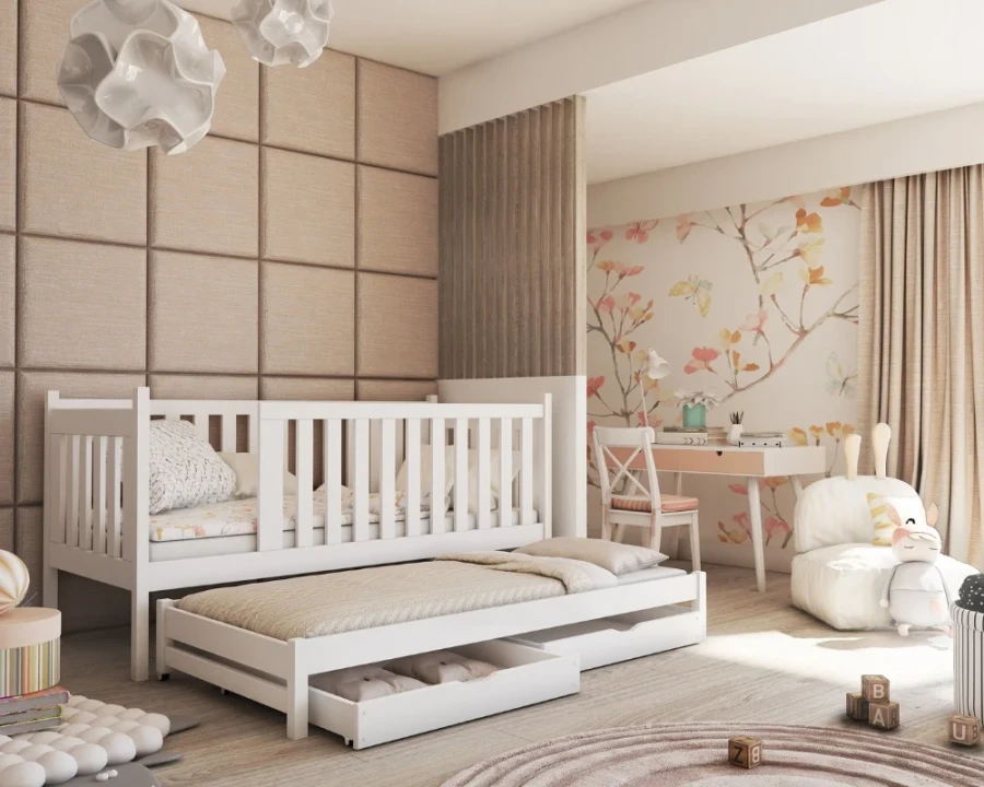 Hell eingerichtetes Kinderzimmer mit weißem Funktionsbett und ausziehbarer Gästeliege.