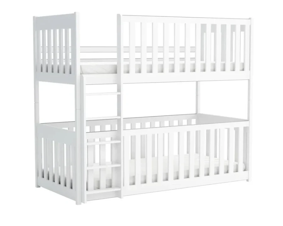 Wit houten stapelbed met hoge spijlen en ladder op een witte achtergrond.