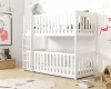 Weißes Etagenbett aus Holz im eingerichteten Kinderzimmer mit Rausfallschutz und Leiter.