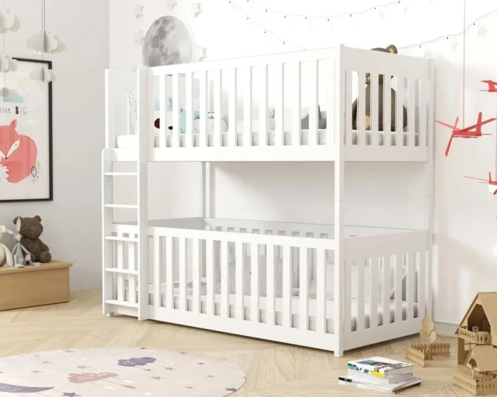 Weißes Etagenbett aus Holz im eingerichteten Kinderzimmer mit Rausfallschutz und Leiter.