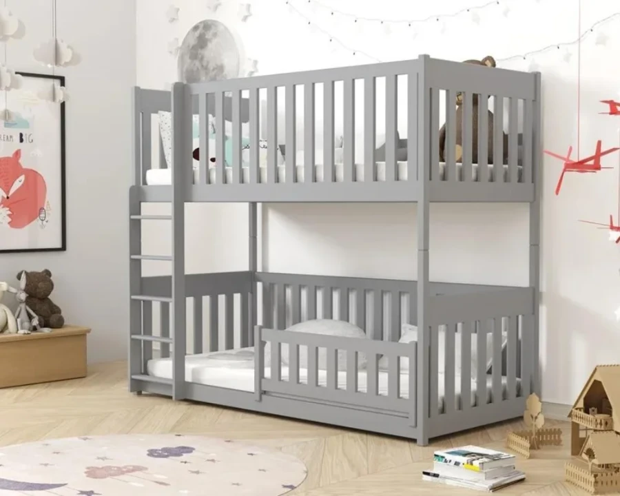 Graues Etagenbett aus Holz im Kinderzimmer mit sicherem Rausfallschutz und Leiter.