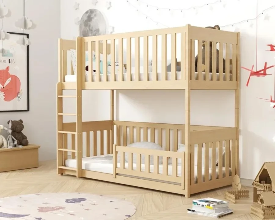 Gemütliches Kinderzimmer mit einem Etagenbett aus hellem Naturholz.