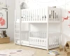 Kindvriendelijke witte hoogslaper met ladder en veiligheidshekje in een lichte kamer.