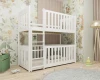 Modernes Kinderzimmer mit weißem Doppelstockbett vor Tier-Motivtapete.