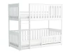 Weißes Etagenbett aus Massivholz mit Leiter und Sicherheitsgitter für Kinder.