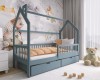 Graues Kinderhausbett in einem liebevoll eingerichteten Kinderzimmer mit Spielzeug und Deko.