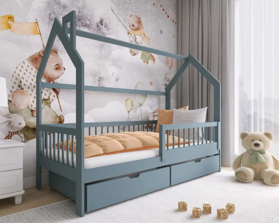 Graues Kinderhausbett in einem liebevoll eingerichteten Kinderzimmer mit Spielzeug und Deko.