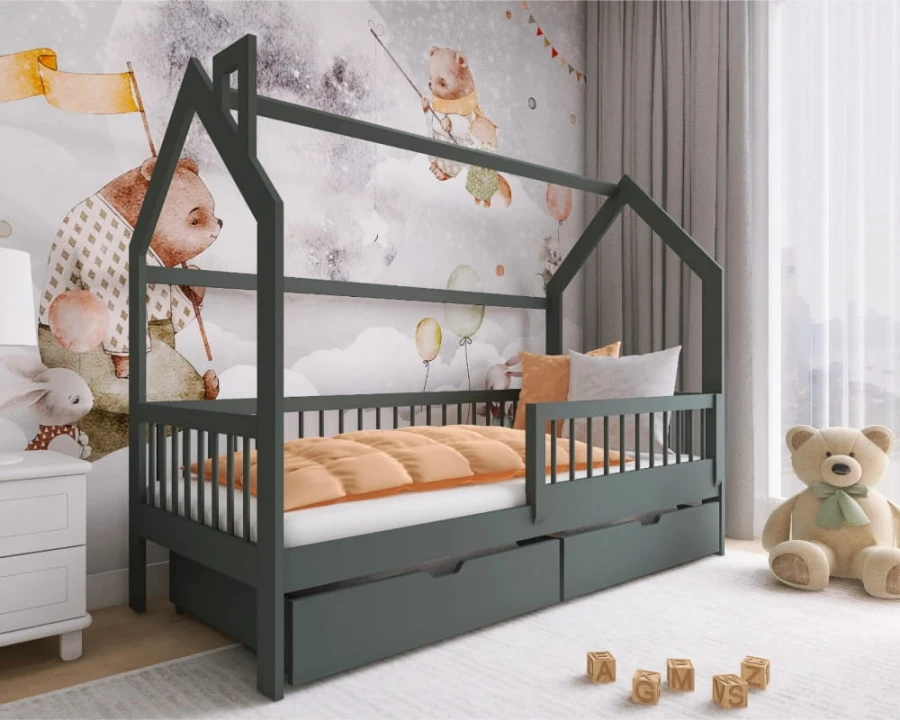 Eingerichtetes Kinderzimmer mit grauem Hausbett, verspielter Bären-Tapete und großem Kuschelbär.