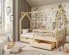Kinderhausbett aus Kiefernholz in einem gemütlichen Zimmer mit Wald-Tapete und Holzspielzeug.