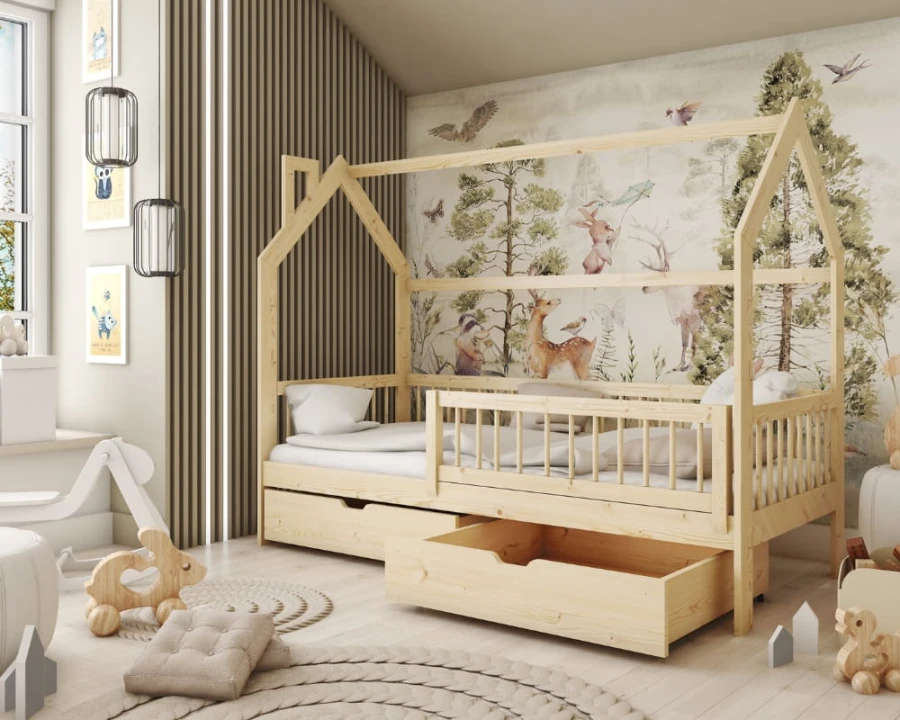 Kinderhausbett aus Kiefernholz in einem gemütlichen Zimmer mit Wald-Tapete und Holzspielzeug.
