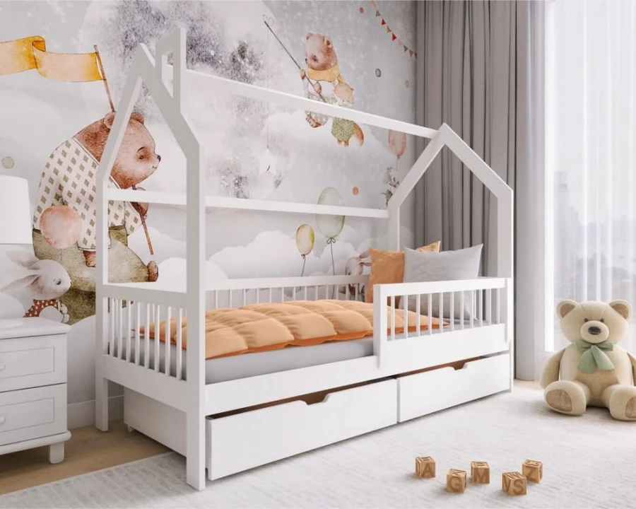 Weißes Kinderhausbett mit Schubladen und Rausfallschutz im hell dekorierten Kinderzimmer.