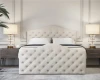 Frontansicht eines hellbeigen Polsterbettes mit Rautensteppung in einem luxuriösen Schlafzimmer-Ambiente.