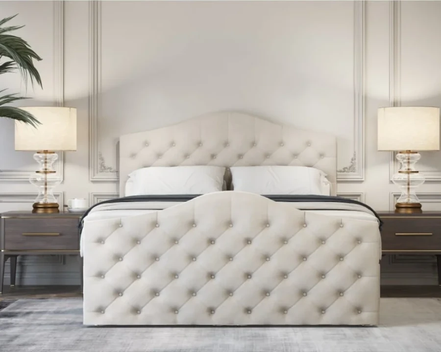 Frontansicht eines hellbeigen Polsterbettes mit Rautensteppung in einem luxuriösen Schlafzimmer-Ambiente.