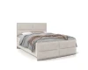 Modernes Polsterbett in Beige mit geradlinigem Design und gepolstertem Bettrahmen auf weißem Hintergrund.